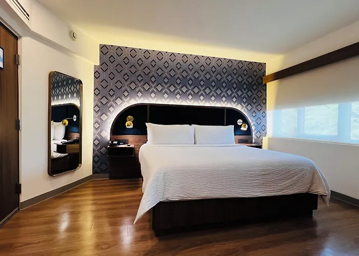 Express Ciudad De Condesa By Ihg Hotel 3*